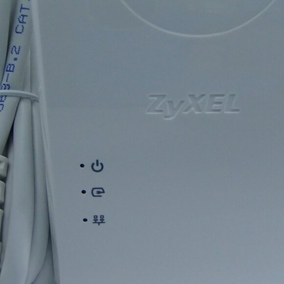 Zyxel 2000 Mbps HomePlug AV2 Powerline Pass-Thru 2-Port Gigabit Ethernet Adapter - Picture 3 of 4